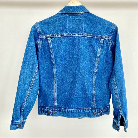 Vintage Levi’s medium wash denim jacket. 💙 - Picture 2 of 7
